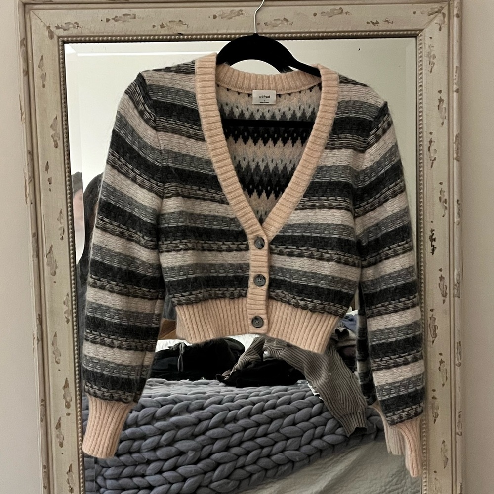 Adorable Aritzia Wilfred cropped cardigan, size small. Originally $138.